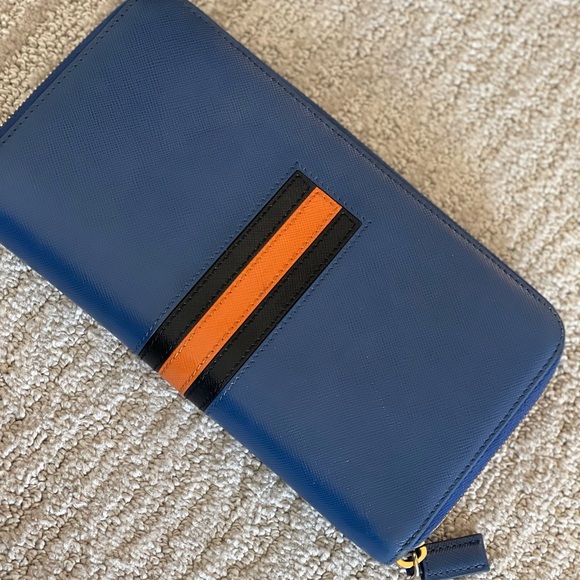 Prada Wallet also holds a passport! - Picture 6 of 14
